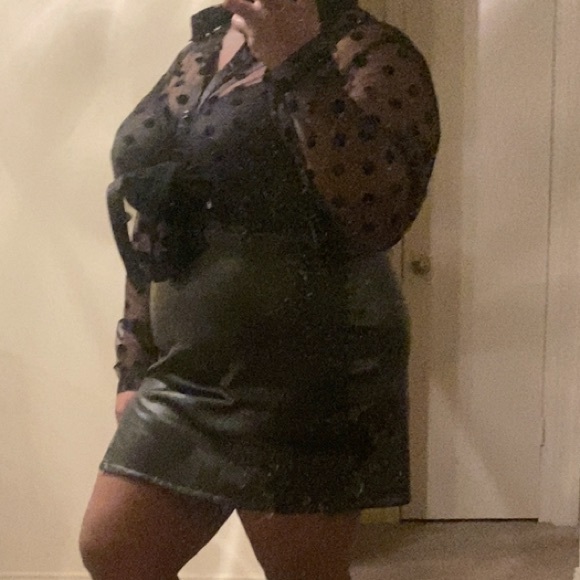 SOLD💋SOLD💋BLACK FAUX LEATHER SKIRT (SIZE 1x) - Picture 3 of 3